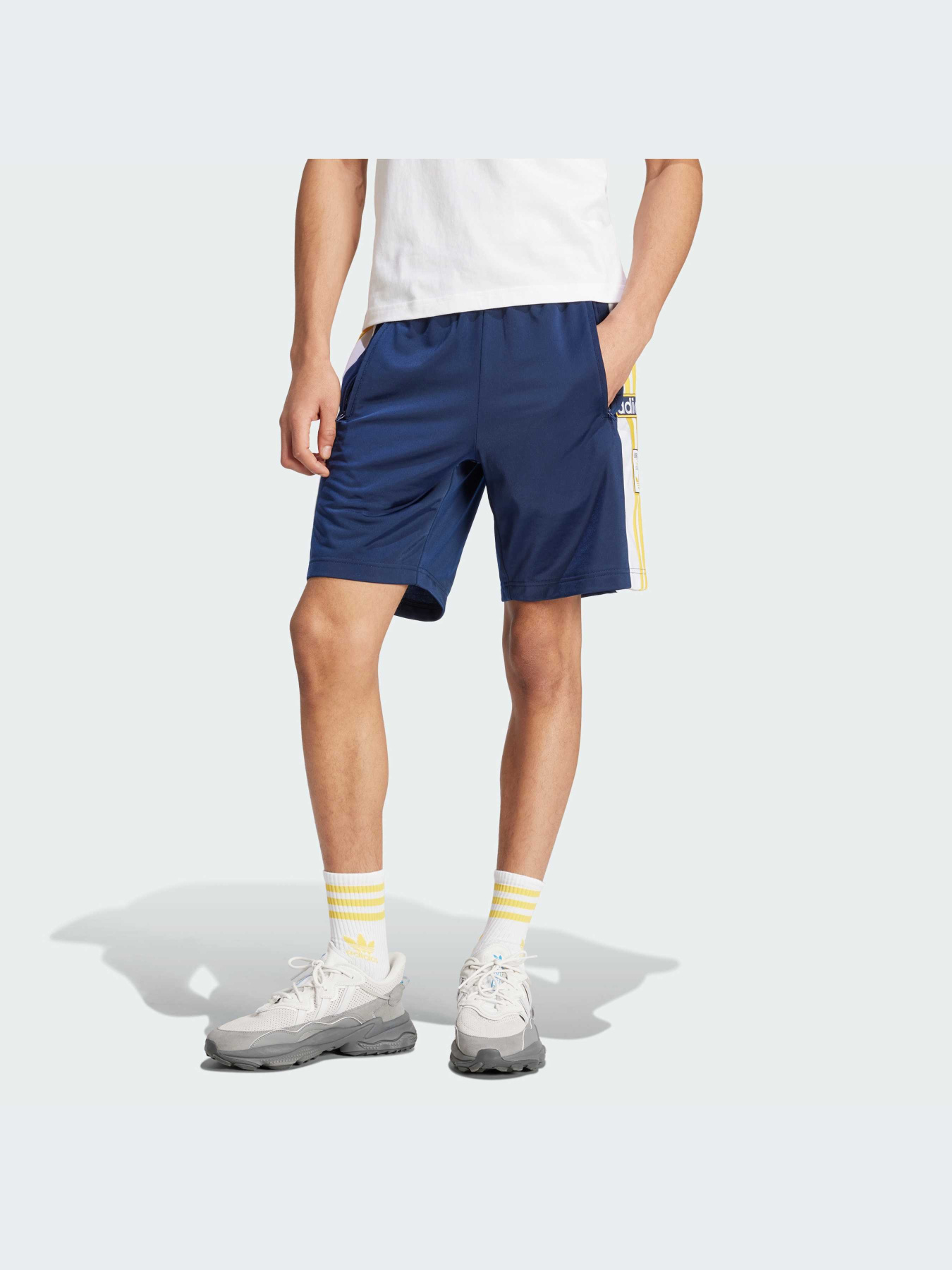 Повсякденні шорти Adidas Adicolor модель IU2372 Фото