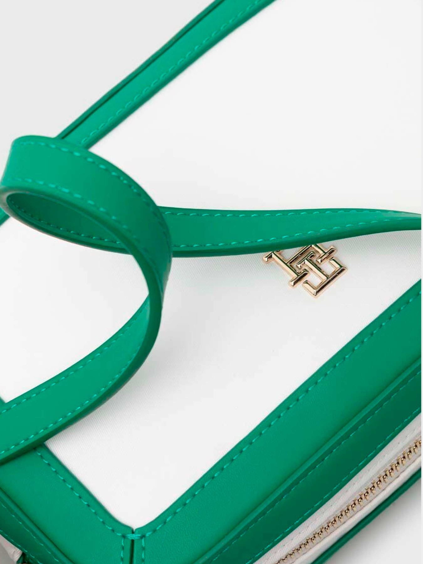 Сумки Tommy Hilfiger модель AW0AW16428-0K4 Фото