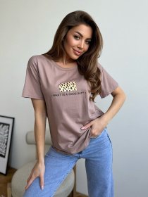 Футболка ISSA Plus модель WN20-605_темно_бежевый Футболка ISSA Plus модель WN20-605_темно_бежевый Фото