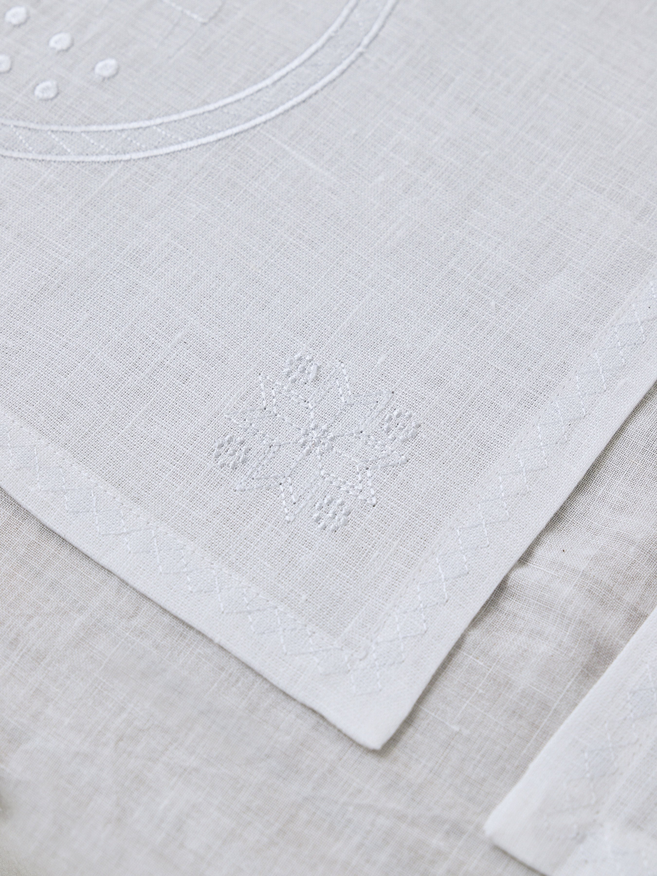 Набір з 2-х серветок столових з льону з машинною вишивкою "Білим по білому" GNIZDO модель LTNMEEC-002 Набір з 2-х серветок столових з льону з машинною вишивкою "Білим по білому" GNIZDO модель LTNMEEC-002 Фото