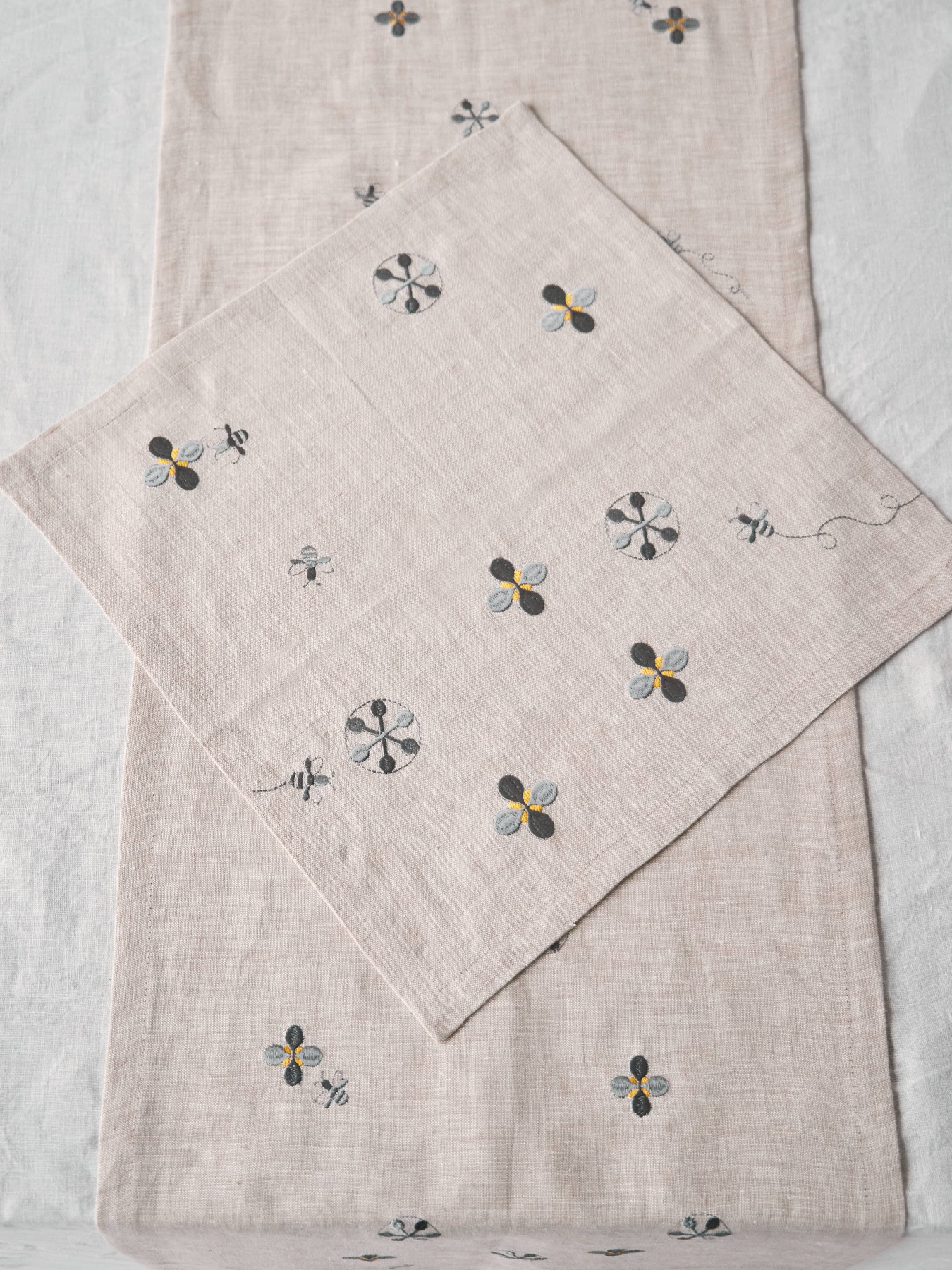 Набір з 2-х серветок столових з льону з машинною вишивкою "Мед" в натуральному кольорі GNIZDO Модель LTNMEHC-002 Фото