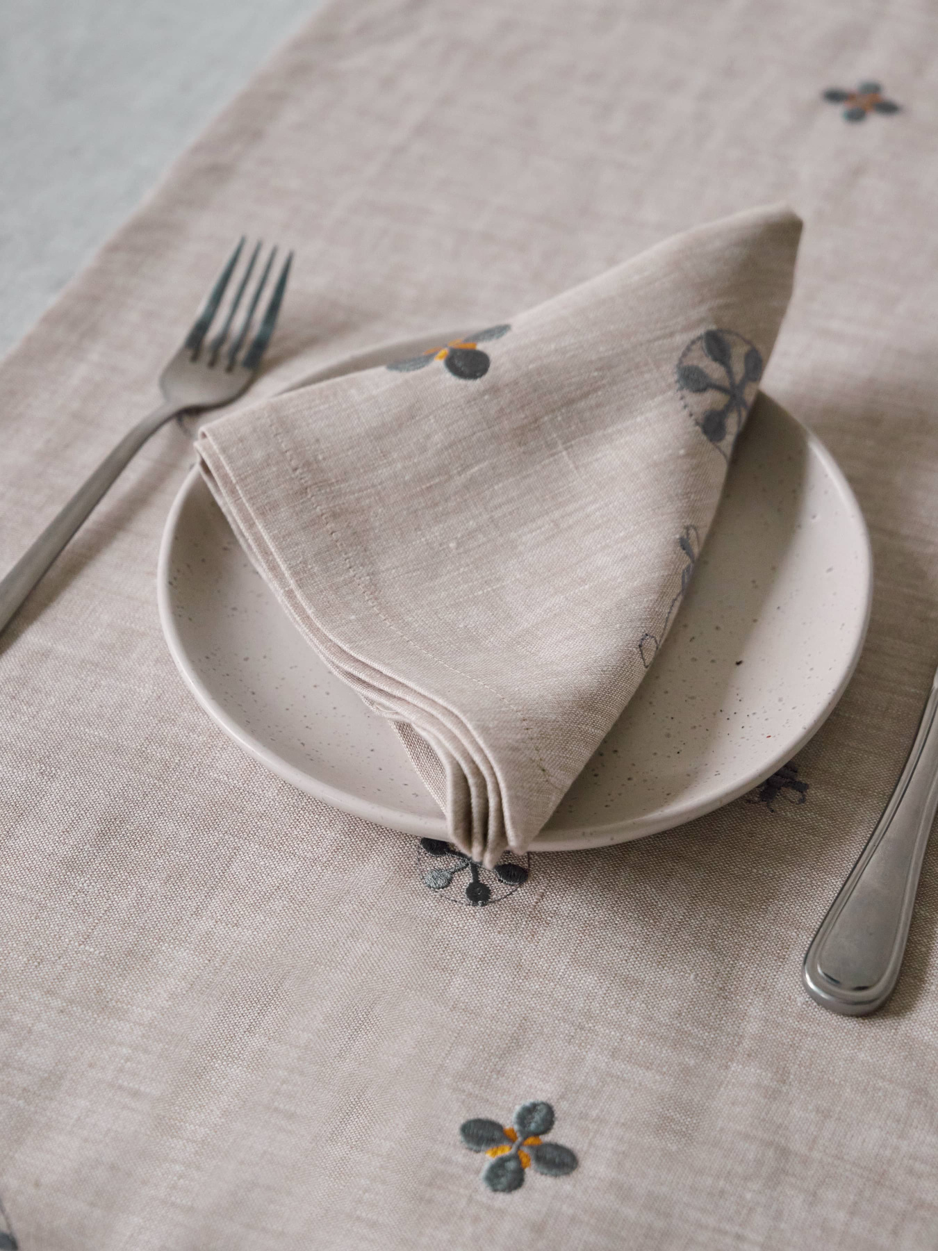 Набір з 2-х серветок столових з льону з машинною вишивкою "Мед" в натуральному кольорі GNIZDO Модель LTNMEHC-002 Фото