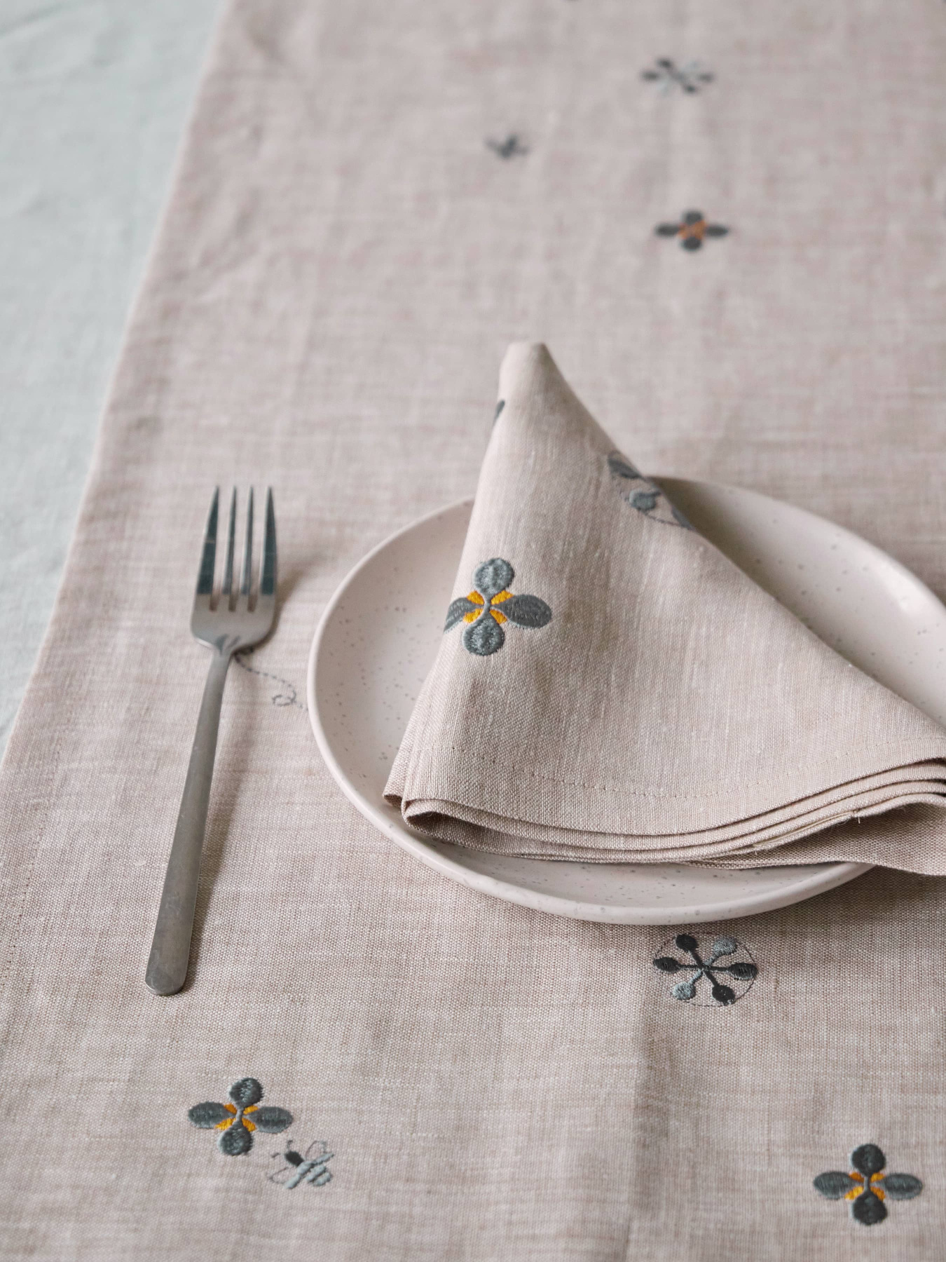 Набір з 2-х серветок столових з льону з машинною вишивкою "Мед" в натуральному кольорі GNIZDO модель LTNMEHC-002 Фото