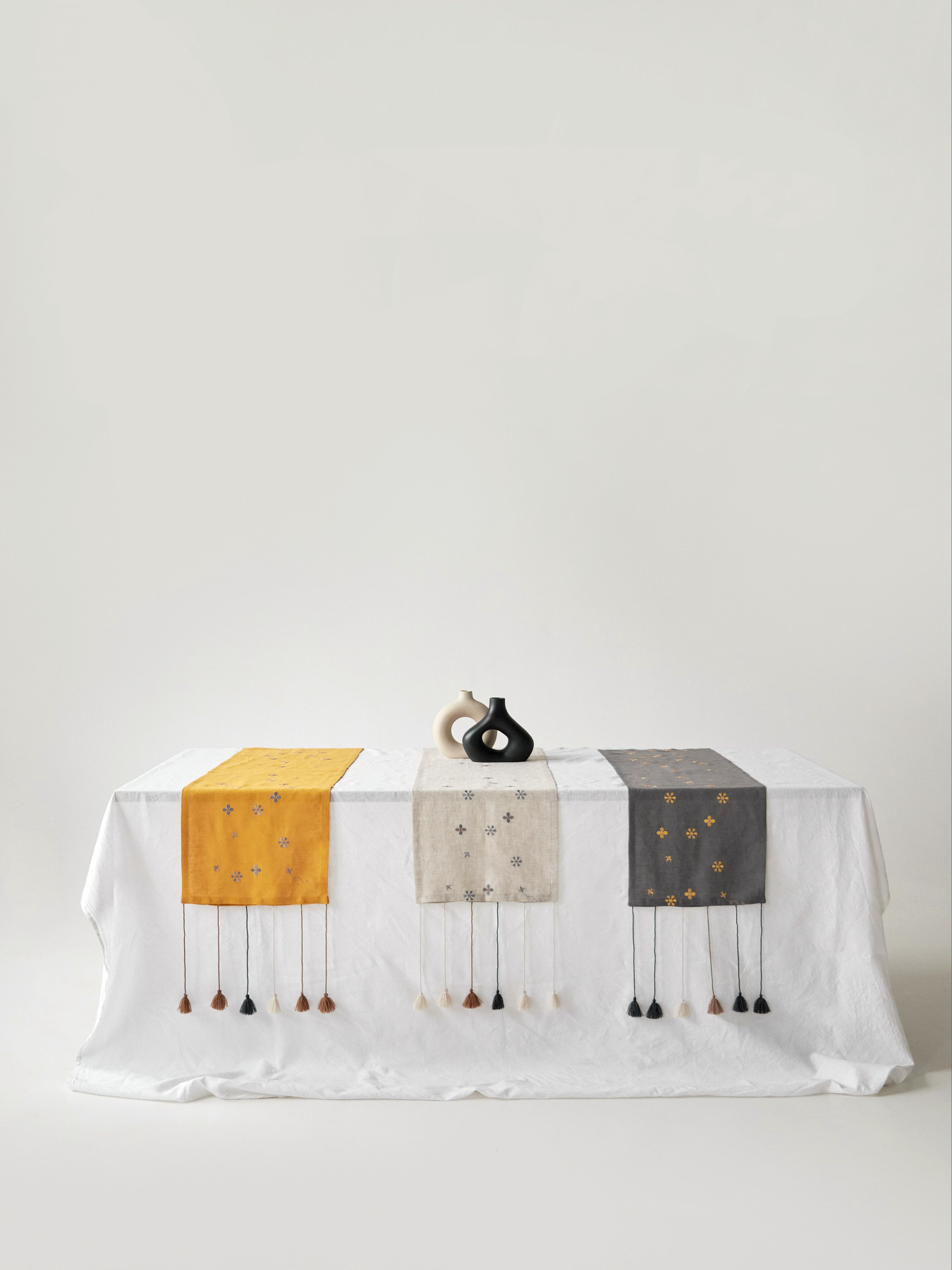 Ранер з льону з машинною вишивкою в натуральному кольорі "Мед" GNIZDO Модель LTRMEHC-002 Фото