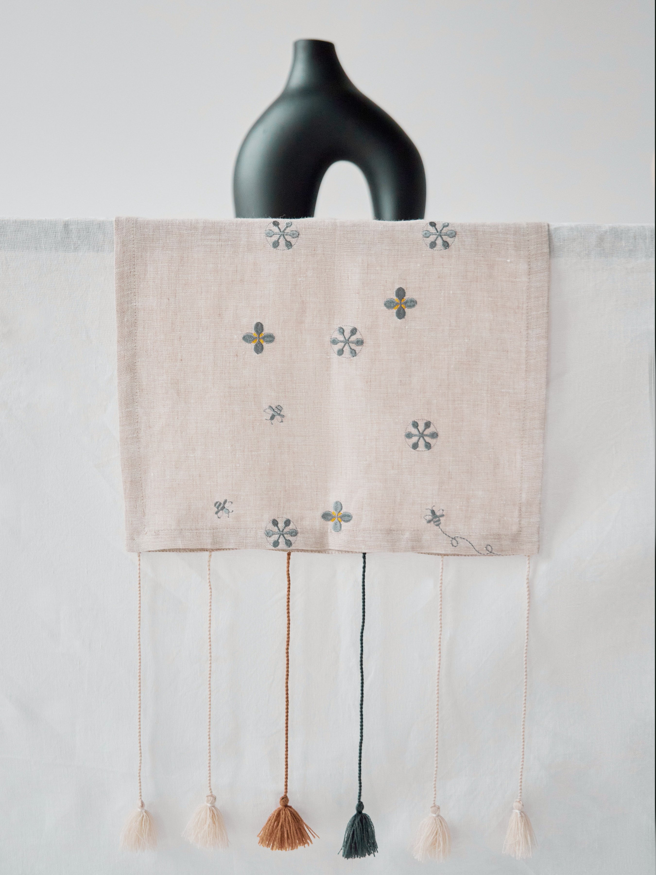 Ранер з льону з машинною вишивкою в натуральному кольорі "Мед" GNIZDO модель LTRMEHC-002 Фото