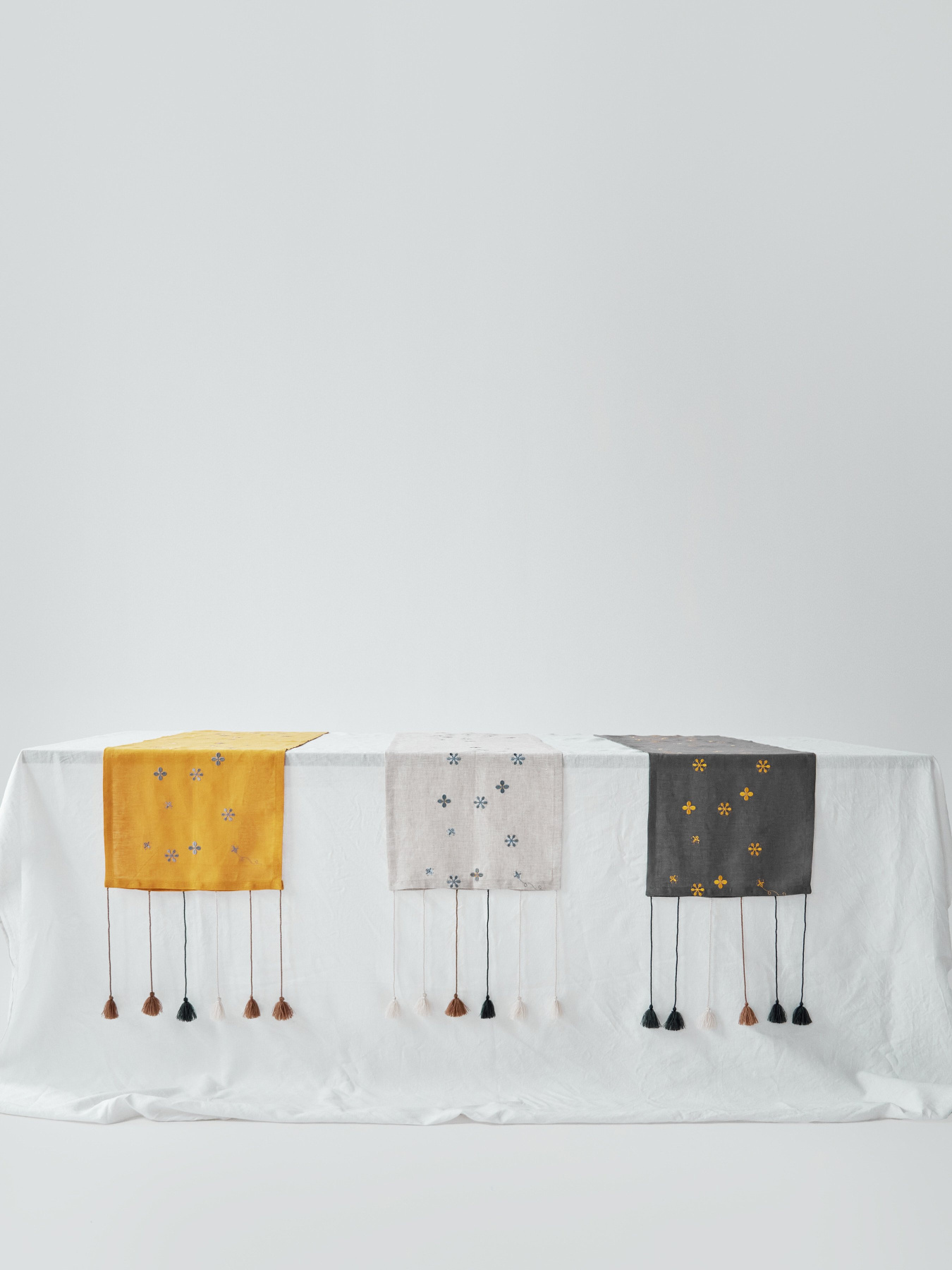 Ранер з льону з машинною вишивкою в натуральному кольорі "Мед" GNIZDO модель LTRMEHC-002 Фото