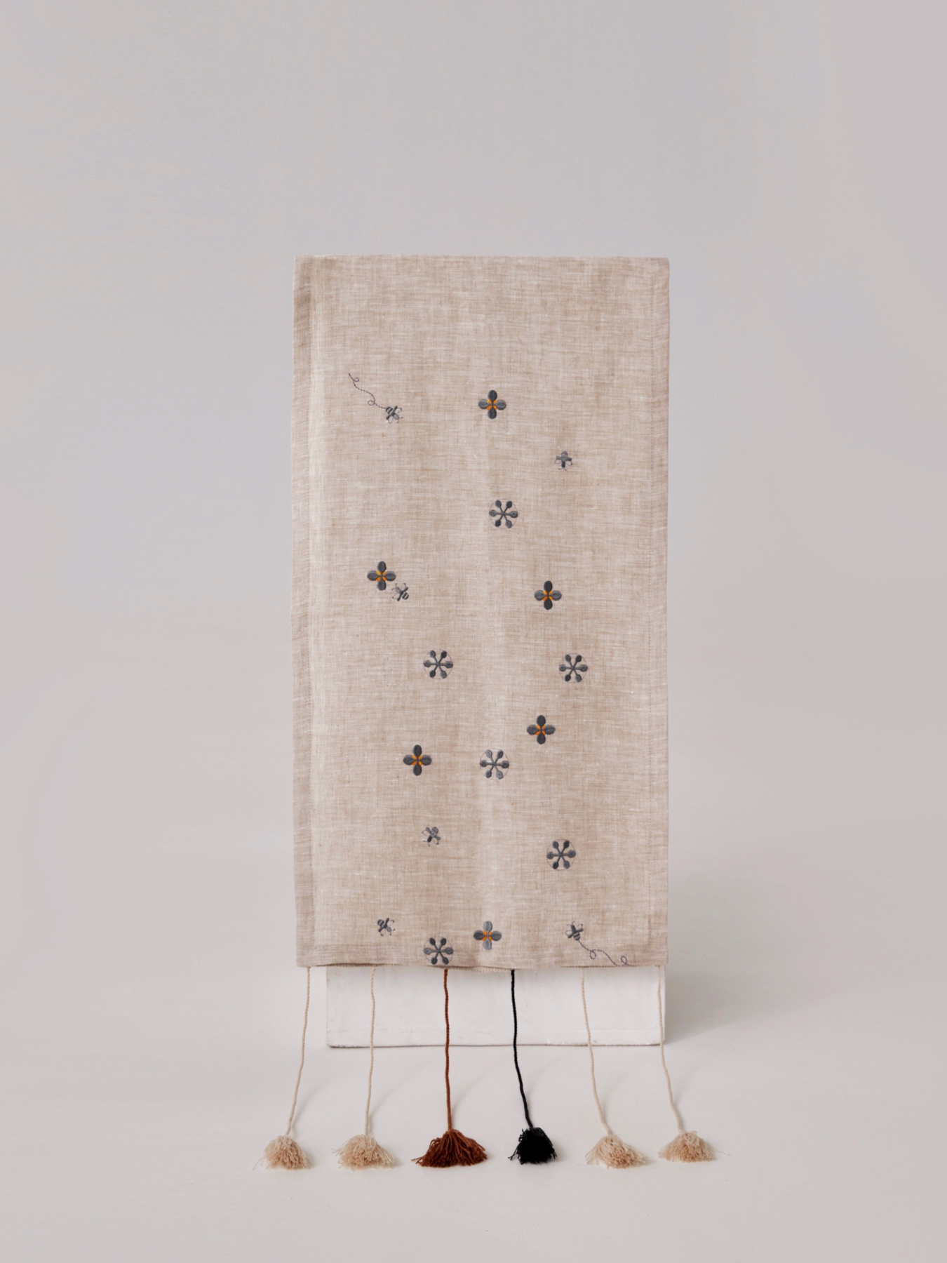 Ранер з льону з машинною вишивкою в натуральному кольорі "Мед" GNIZDO модель LTRMEHC-002 Фото