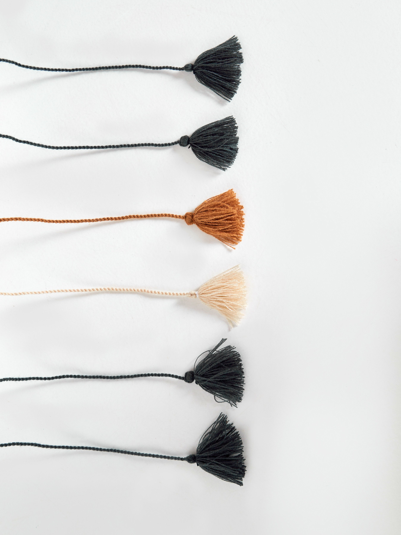 Ранер з льону з машинною вишивкою в кольорі графіт "Мед" GNIZDO Модель LTRMEHC-005 Фото