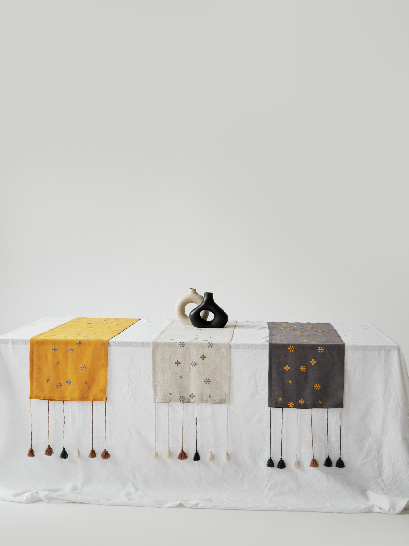 Ранер з льону з машинною вишивкою в кольорі графіт "Мед" GNIZDO Модель LTRMEHC-005 Фото