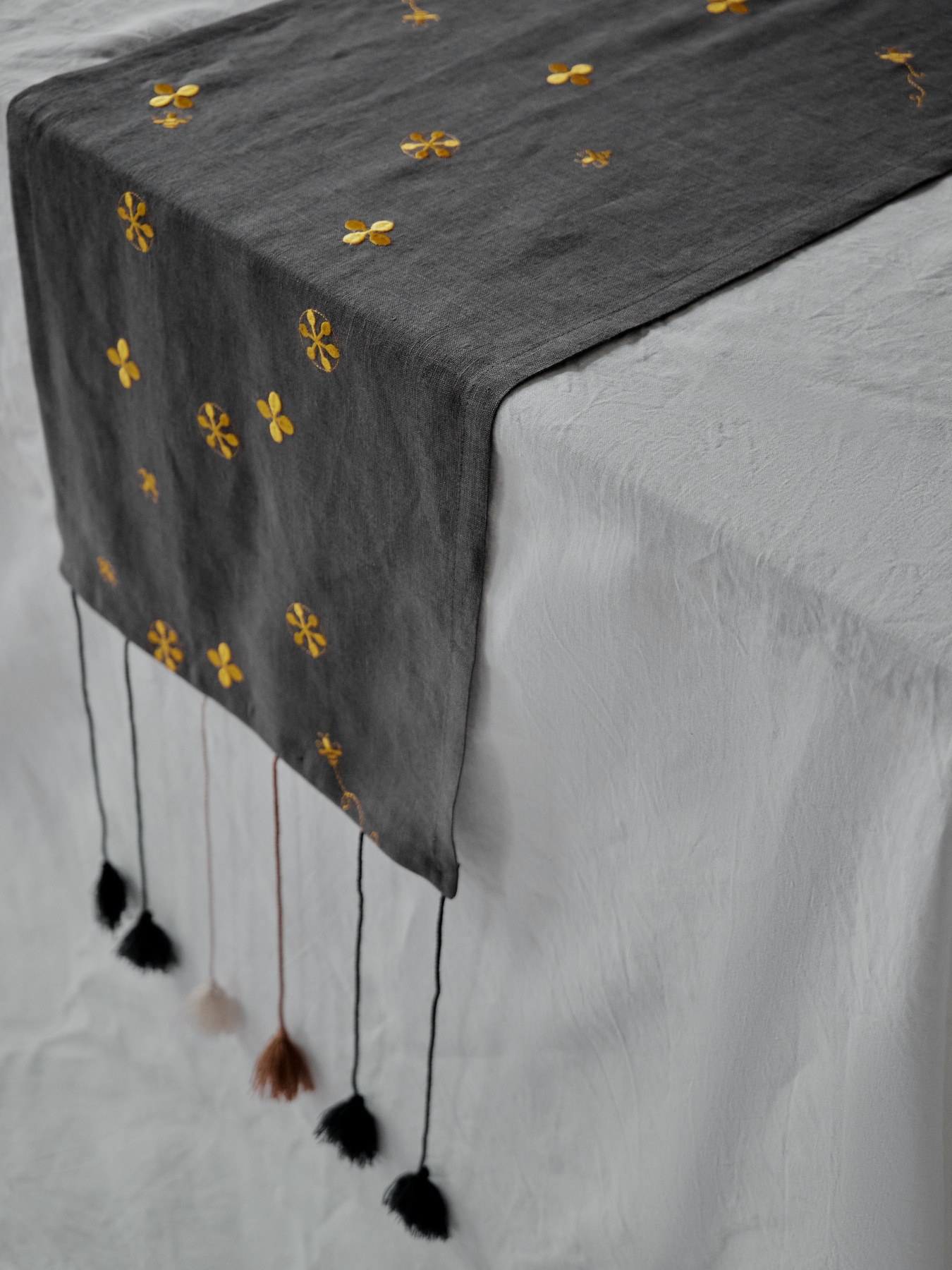 Ранер з льону з машинною вишивкою в кольорі графіт "Мед" GNIZDO Модель LTRMEHC-005 Фото