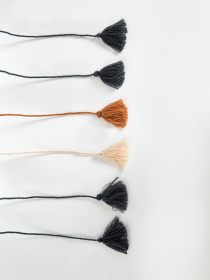 Ранер з льону з машинною вишивкою в кольорі графіт "Мед" GNIZDO Модель LTRMEHC-005 Фото