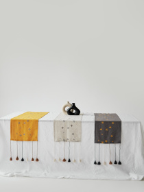 Ранер з льону з машинною вишивкою в кольорі графіт "Мед" GNIZDO модель LTRMEHC-005 Ранер з льону з машинною вишивкою в кольорі графіт "Мед" GNIZDO модель LTRMEHC-005 Фото