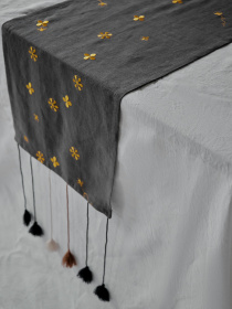 Ранер з льону з машинною вишивкою в кольорі графіт "Мед" GNIZDO модель LTRMEHC-005 Ранер з льону з машинною вишивкою в кольорі графіт "Мед" GNIZDO модель LTRMEHC-005 Фото