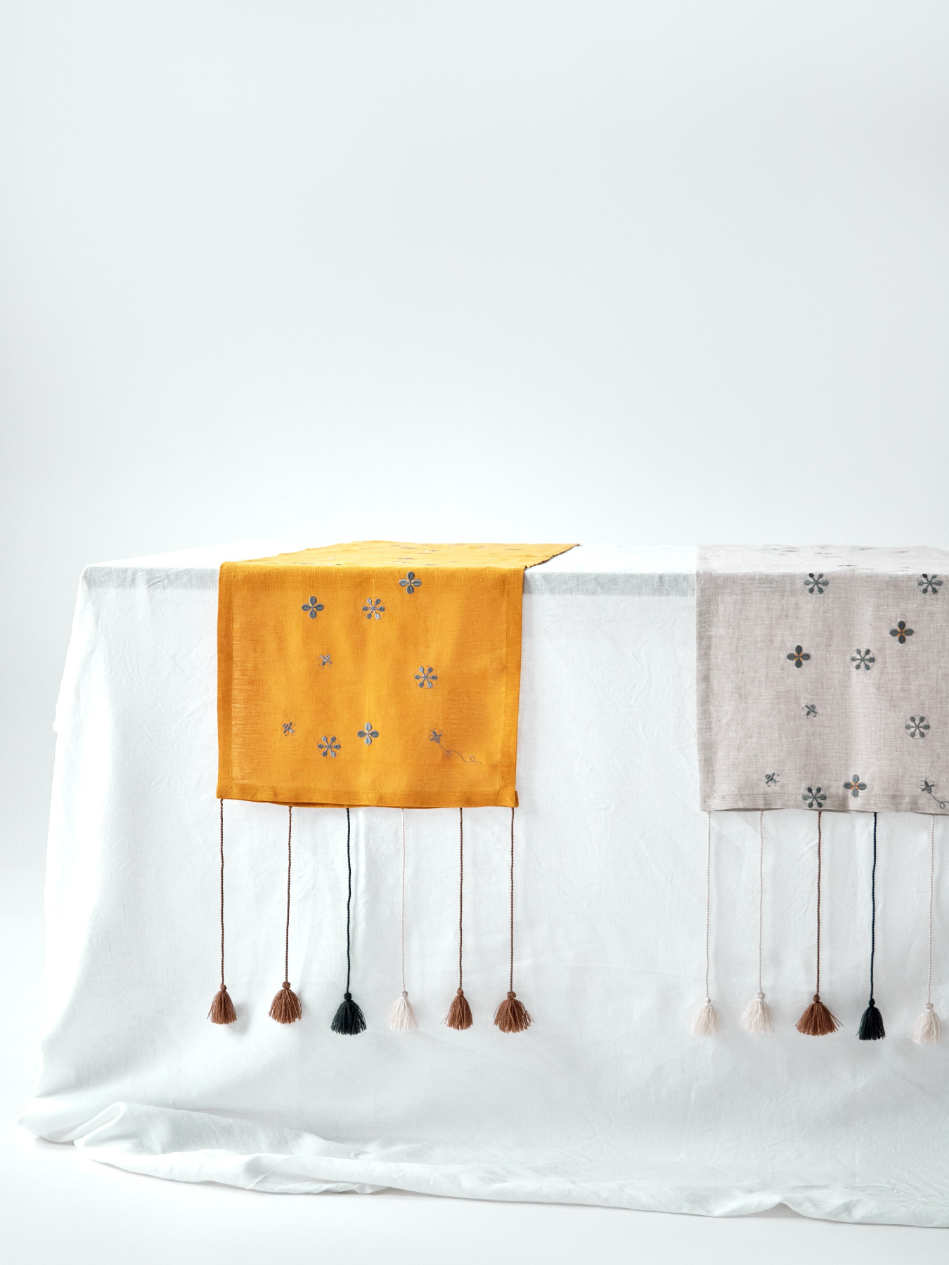 Ранер з льону з машинною вишивкою в кольорі шафран "Мед" GNIZDO модель LTRMEHC-011 Фото