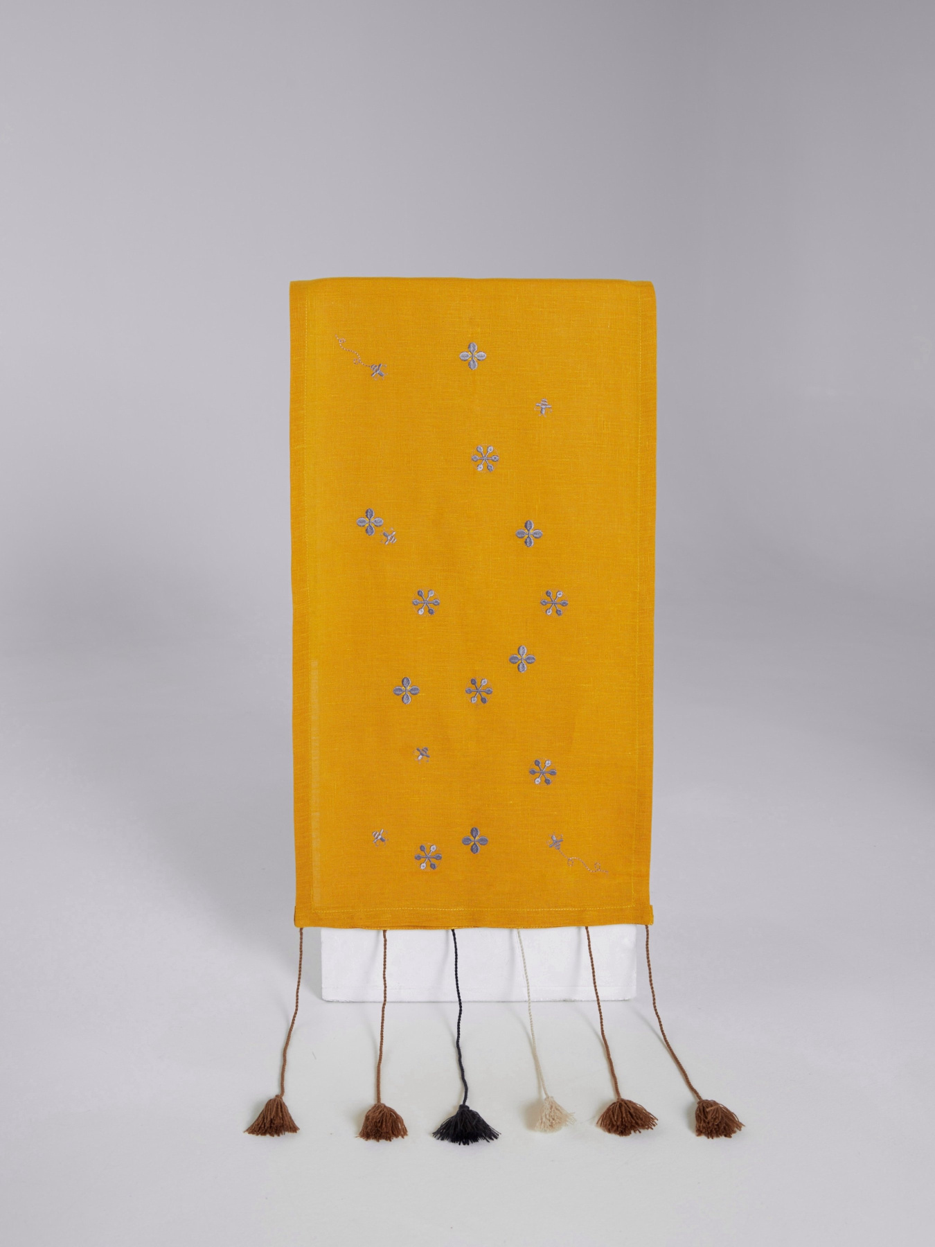 Ранер з льону з машинною вишивкою в кольорі шафран "Мед" GNIZDO модель LTRMEHC-011 Фото