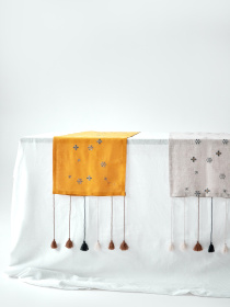 Ранер з льону з машинною вишивкою в кольорі шафран "Мед" GNIZDO модель LTRMEHC-011 Фото