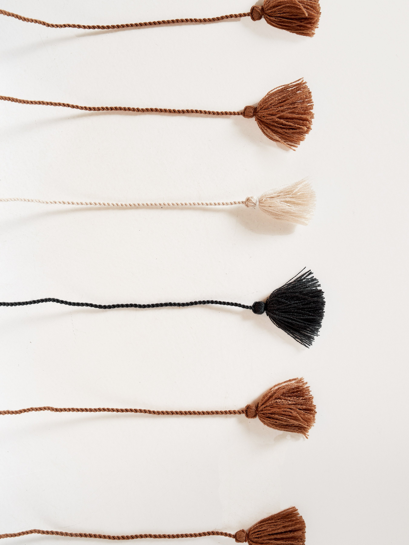 Ранер з льону з машинною вишивкою в кольорі шафран "Мед" GNIZDO модель LTRMEHC-011 Фото