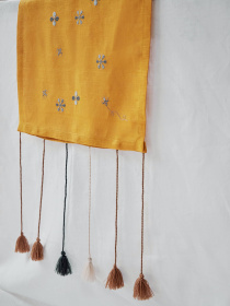 Ранер з льону з машинною вишивкою в кольорі шафран "Мед" GNIZDO модель LTRMEHC-011 Фото