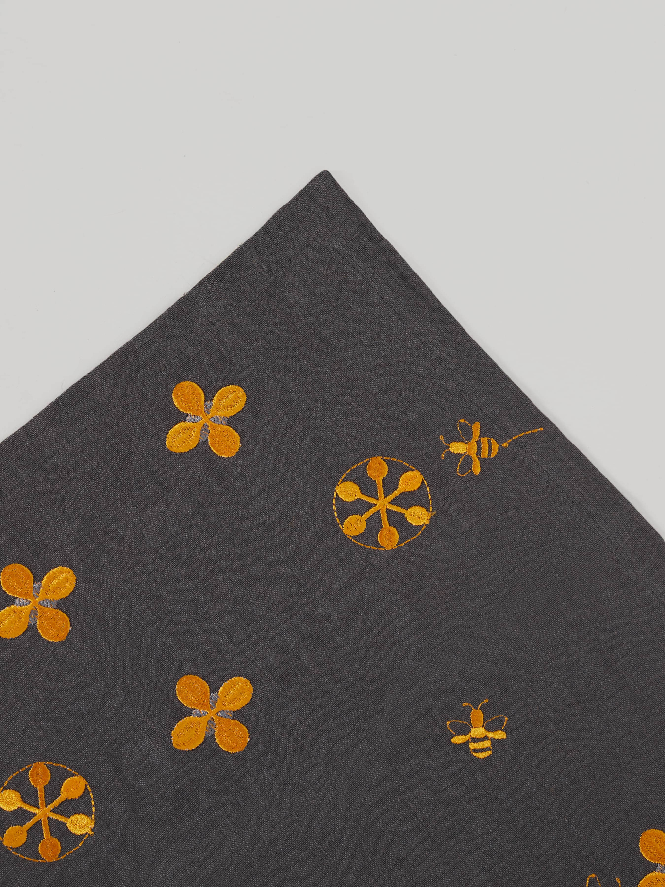 Набір з 2-х серветок столових з льону з машинною вишивкою "Мед" в кольорі графіт GNIZDO Модель LTNMEHC-005 Фото