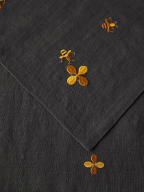 Набір з 2-х серветок столових з льону з машинною вишивкою "Мед" в кольорі графіт GNIZDO Модель LTNMEHC-005 Фото