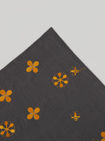 Набір з 2-х серветок столових з льону з машинною вишивкою "Мед" в кольорі графіт GNIZDO Модель LTNMEHC-005 Фото