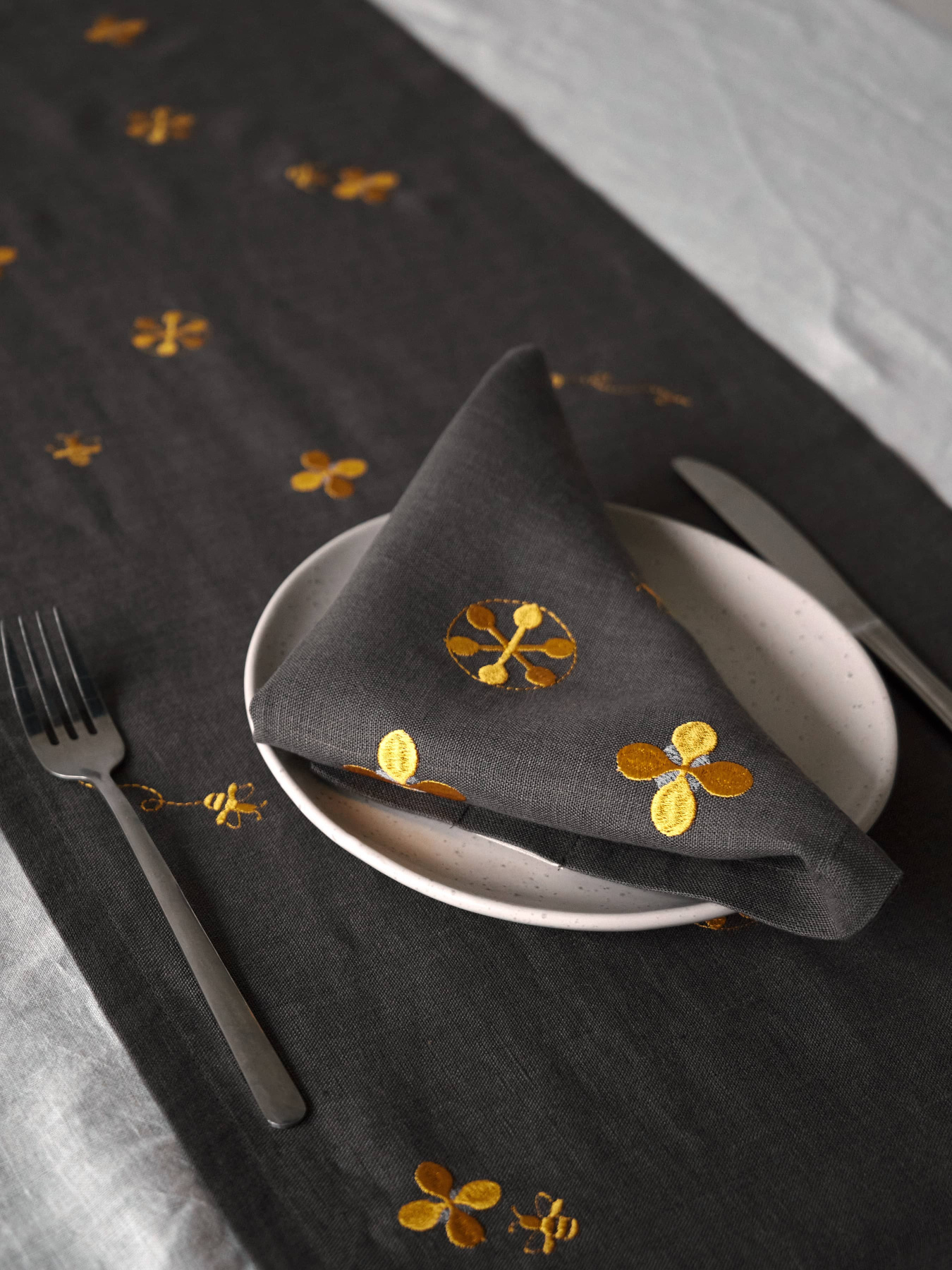 Набір з 2-х серветок столових з льону з машинною вишивкою "Мед" в кольорі графіт GNIZDO модель LTNMEHC-005 Фото