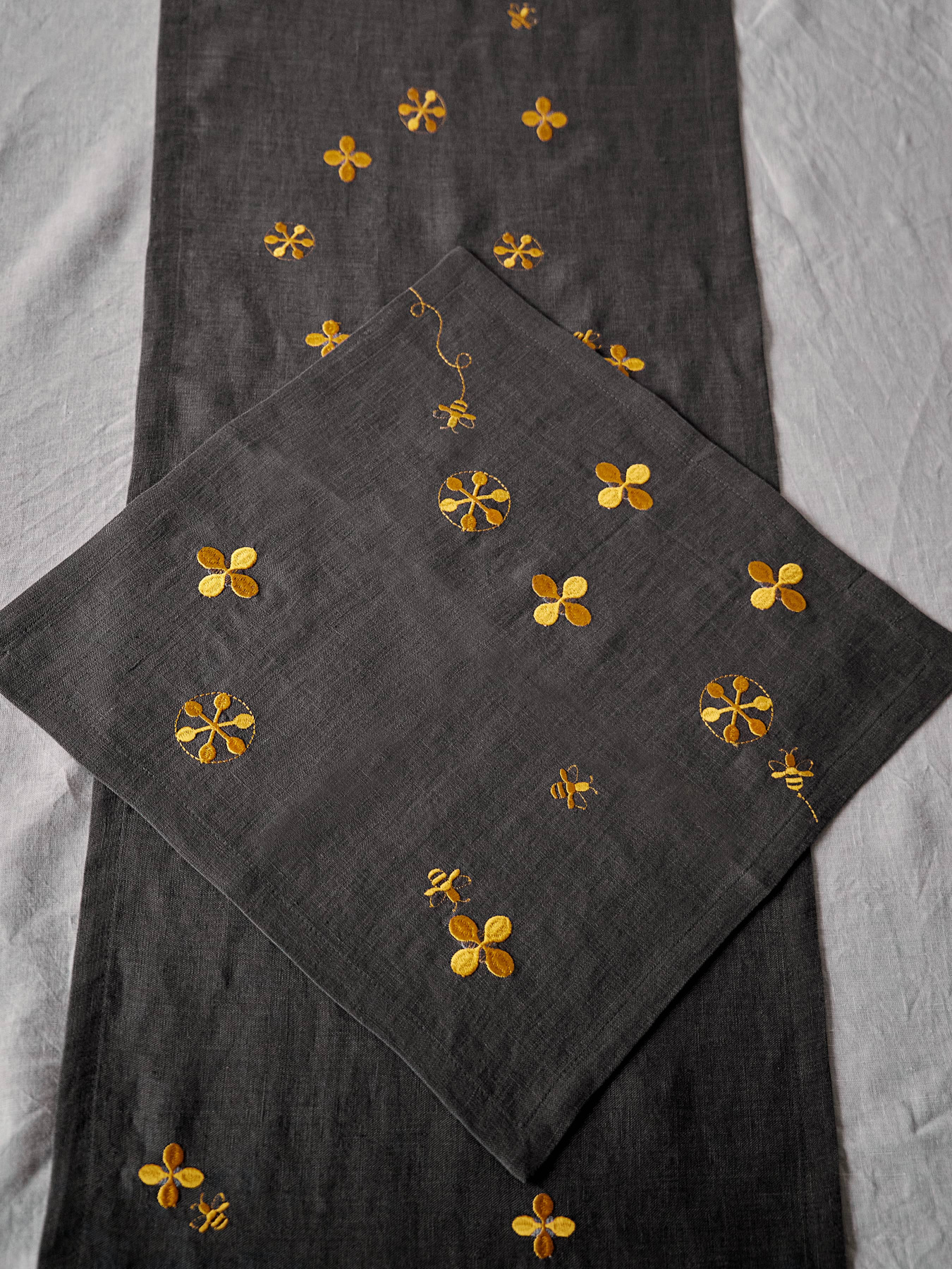 Набір з 2-х серветок столових з льону з машинною вишивкою "Мед" в кольорі графіт GNIZDO модель LTNMEHC-005 Фото