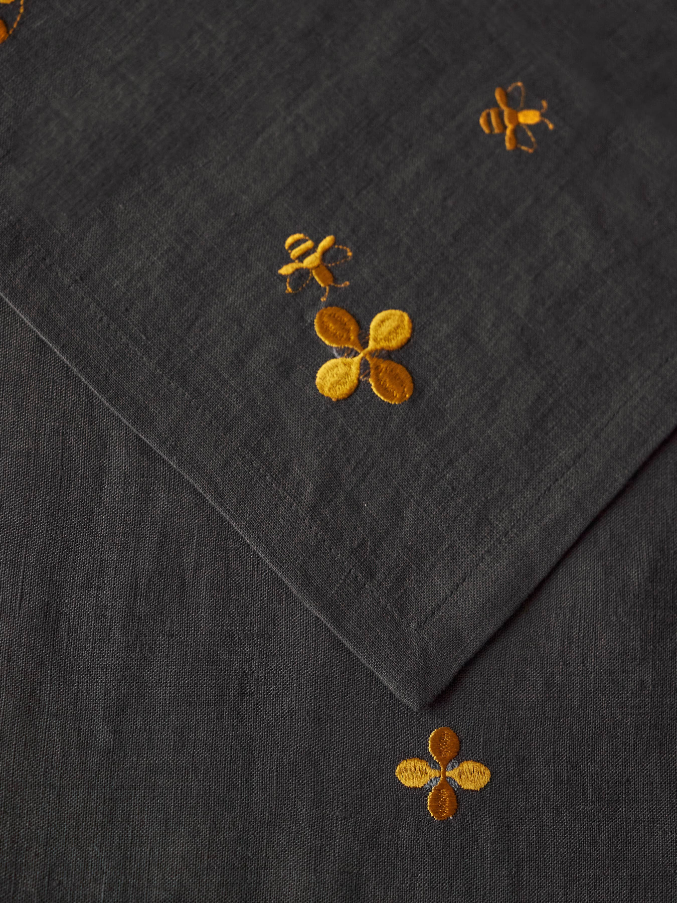 Набір з 2-х серветок столових з льону з машинною вишивкою "Мед" в кольорі графіт GNIZDO модель LTNMEHC-005 Фото