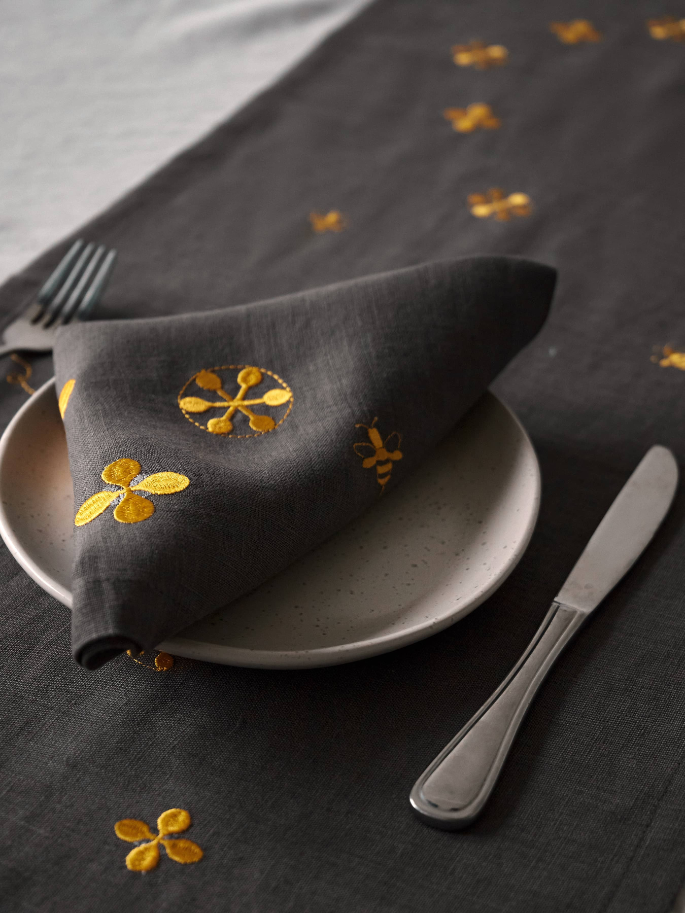 Набір з 2-х серветок столових з льону з машинною вишивкою "Мед" в кольорі графіт GNIZDO модель LTNMEHC-005 Фото