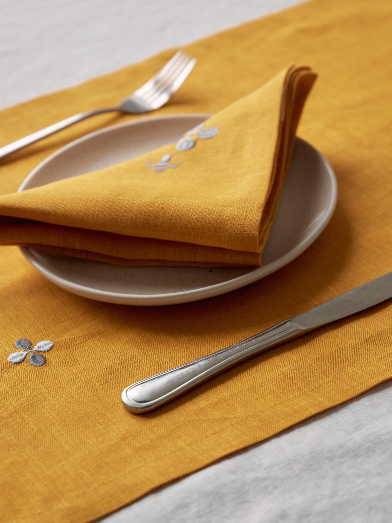 Набір з 2-х серветок столових з льону з машинною вишивкою "Мед" в кольорі шафран GNIZDO Модель LTNMEHC-011 Фото