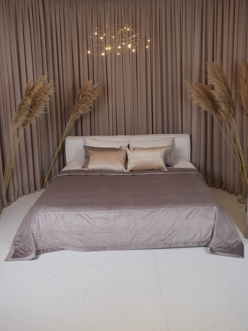 Покрывало двухстороннее стеганое на кровать тауп МАЕСТРО модель 105797 Фото