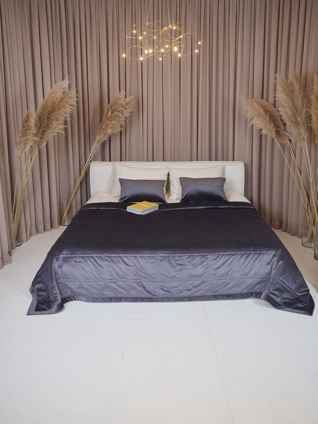 Покривало двостороннє стьобане на ліжко графіт МАЕСТРО Модель 105864 Фото