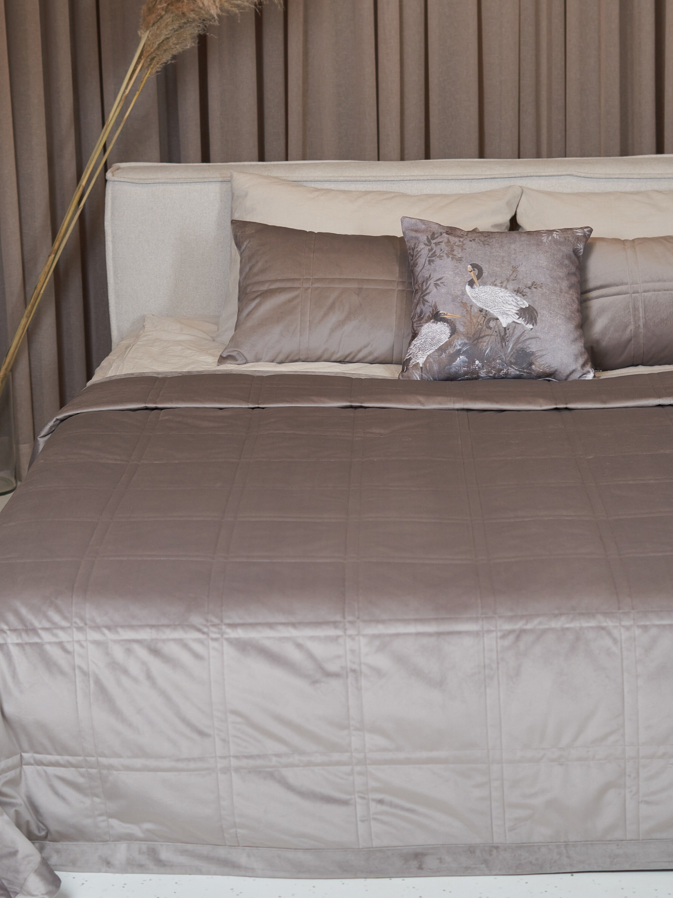 Покривало двостороннє стьобане на ліжко тауп МАЕСТРО Модель 105796 Фото