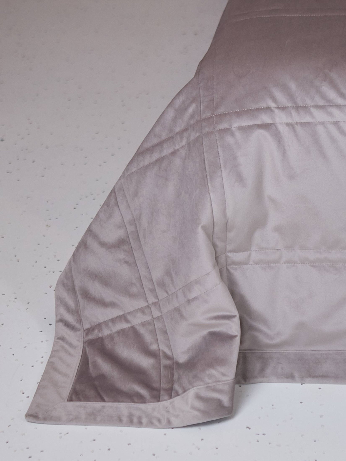 Покрывало двухстороннее стеганое на кровать тауп МАЕСТРО модель 105796 Покрывало двухстороннее стеганое на кровать тауп МАЕСТРО модель 105796 Фото