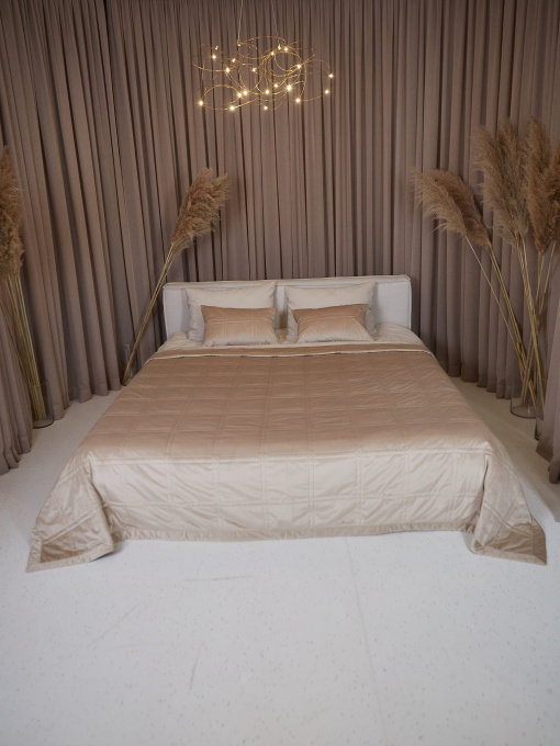 Покрывало двухстороннее стеганое на кровать песок МАЕСТРО модель 105824 Фото