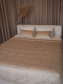 Покрывало двухстороннее стеганое на кровать песок МАЕСТРО модель 105824 Покрывало двухстороннее стеганое на кровать песок МАЕСТРО модель 105824 Фото