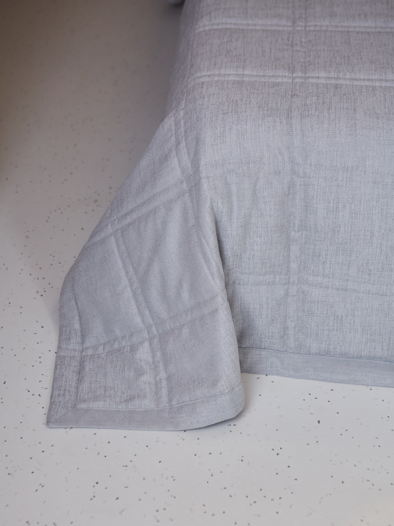 Покривало двостороннє стьобане на ліжко сірий МАЕСТРО Модель 105919 Фото