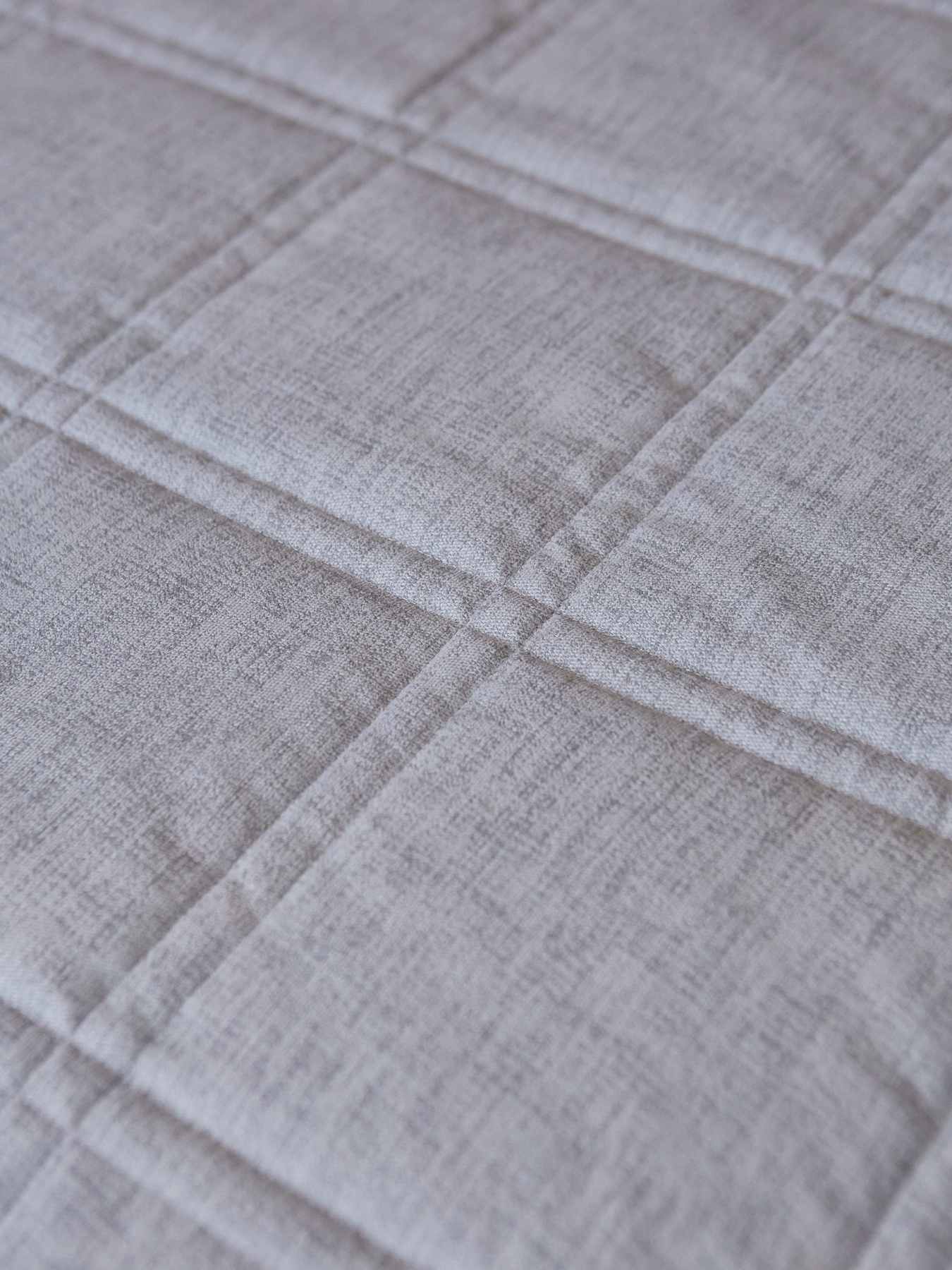 Покрывало двухстороннее стеганое на кровать серый МАЕСТРО модель 105919 Покрывало двухстороннее стеганое на кровать серый МАЕСТРО модель 105919 Фото