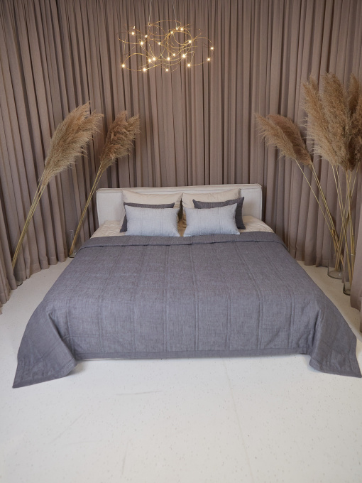 Покрывало двухстороннее стеганое на кровать графит МАЕСТРО модель 105923 Фото