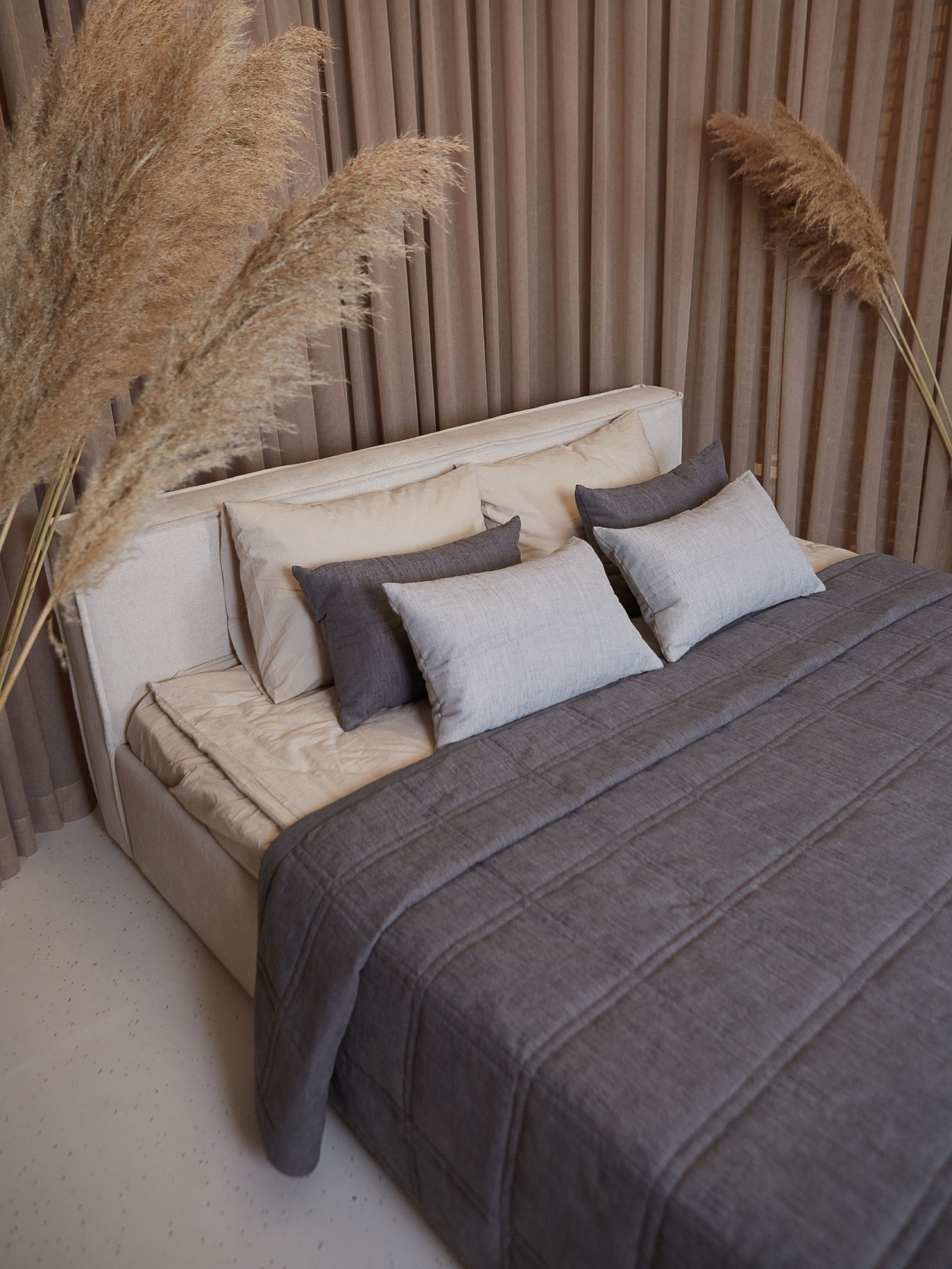 Покрывало двухстороннее стеганое на кровать графит МАЕСТРО модель 105923 Покрывало двухстороннее стеганое на кровать графит МАЕСТРО модель 105923 Фото