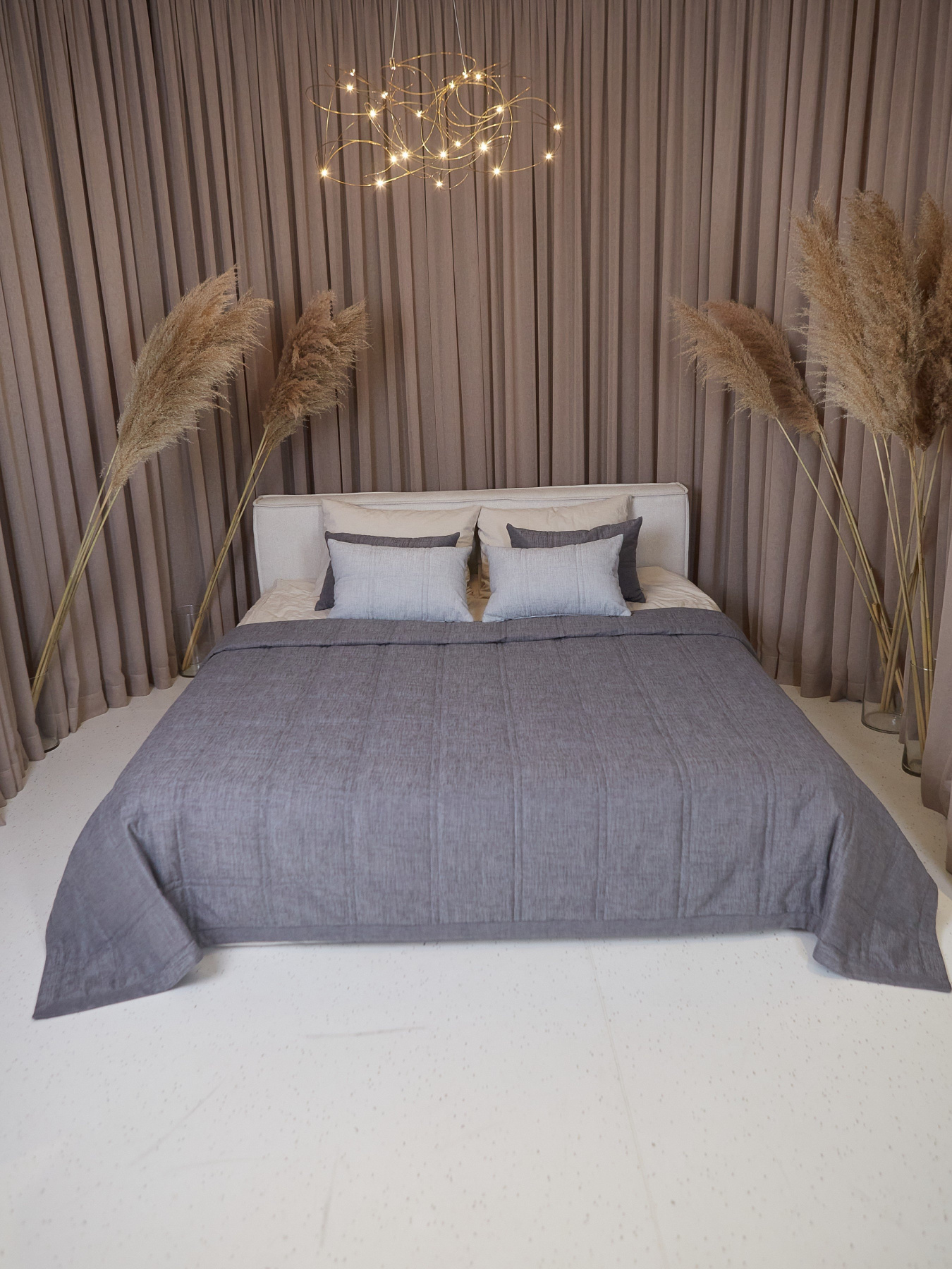 Покрывало двухстороннее стеганое на кровать графит МАЕСТРО модель 105923 Покрывало двухстороннее стеганое на кровать графит МАЕСТРО модель 105923 Фото