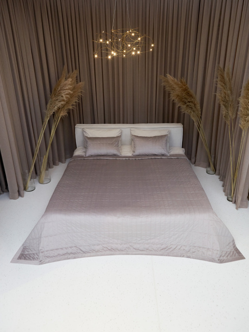 Покрывало двухстороннее стеганое на кровать серый МАЕСТРО модель 105072 Фото