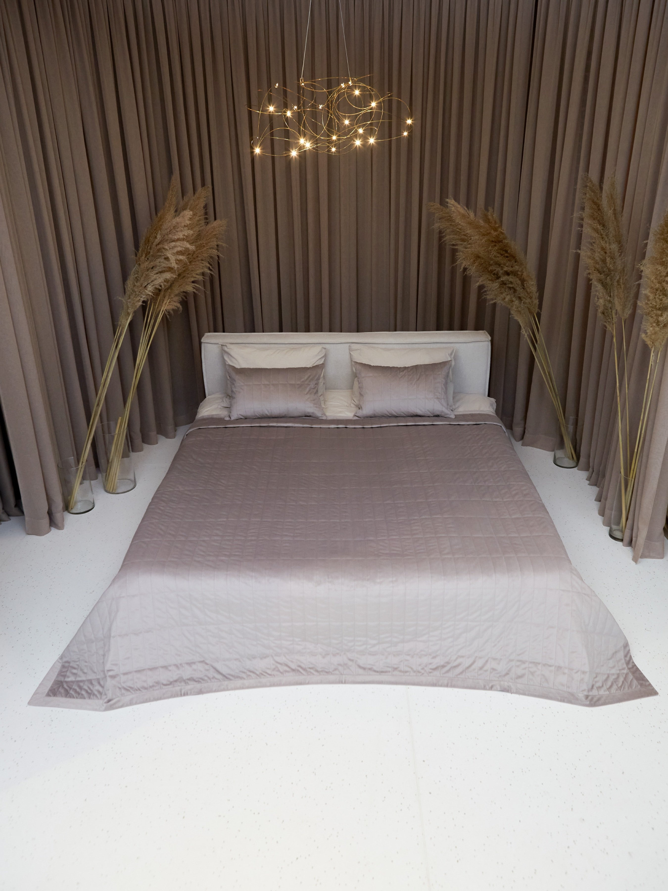 Покрывало двухстороннее стеганое на кровать серый МАЕСТРО модель 105072 Покрывало двухстороннее стеганое на кровать серый МАЕСТРО модель 105072 Фото