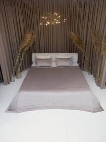 Покрывало двухстороннее стеганое на кровать серый МАЕСТРО модель 105072 Фото