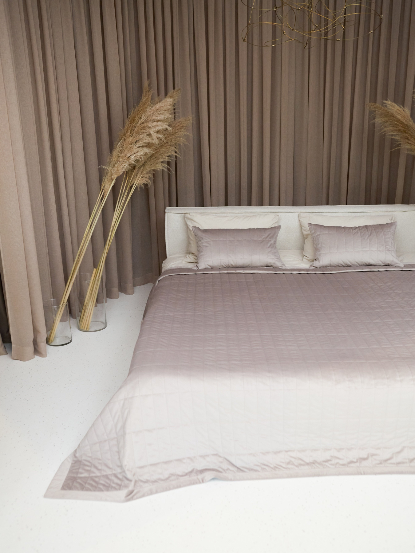 Покривало двостороннє стьобане на ліжко сірий МАЕСТРО Модель 105069 Фото