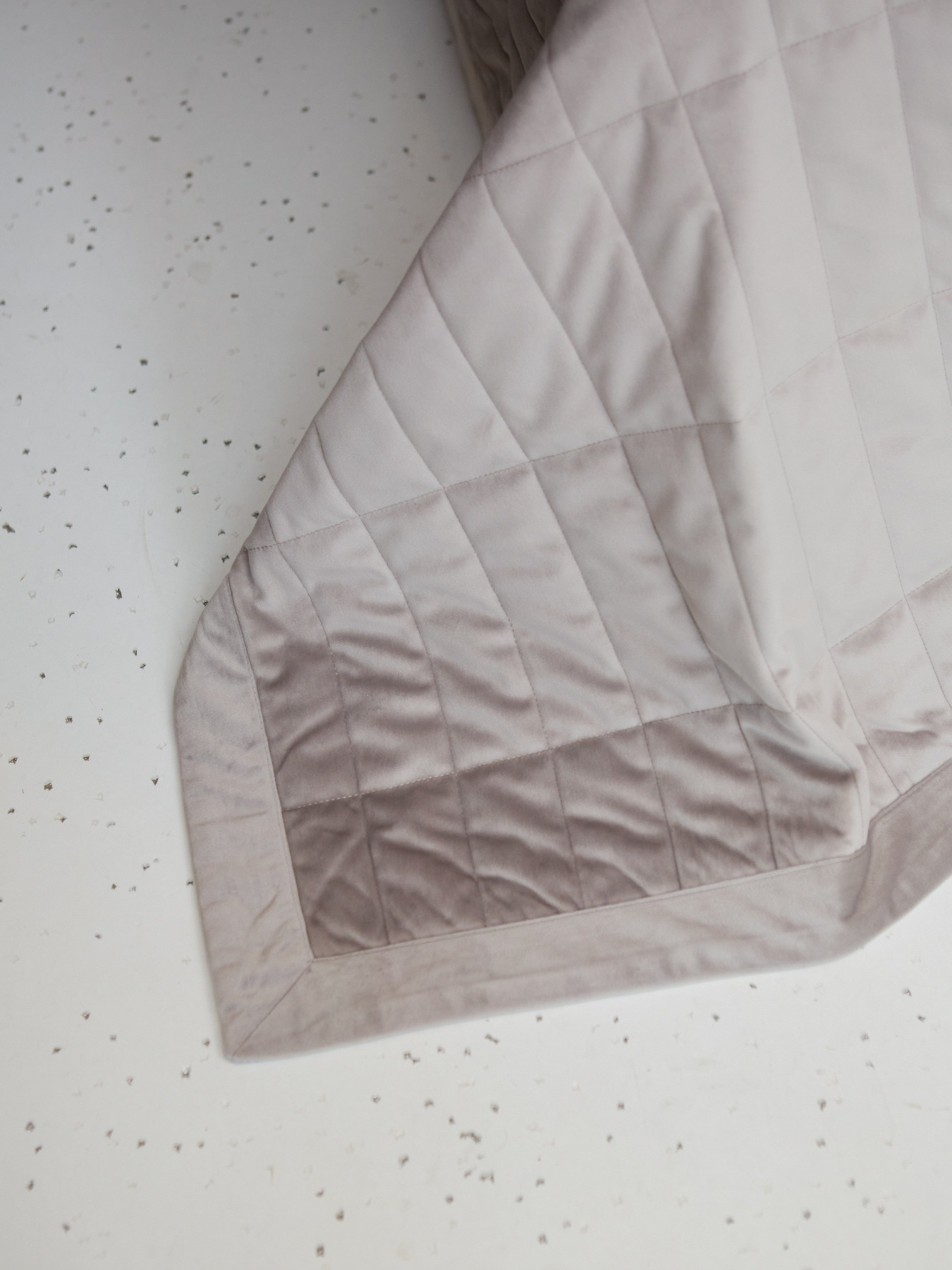 Покривало двостороннє стьобане на ліжко сірий МАЕСТРО модель 105069 Фото