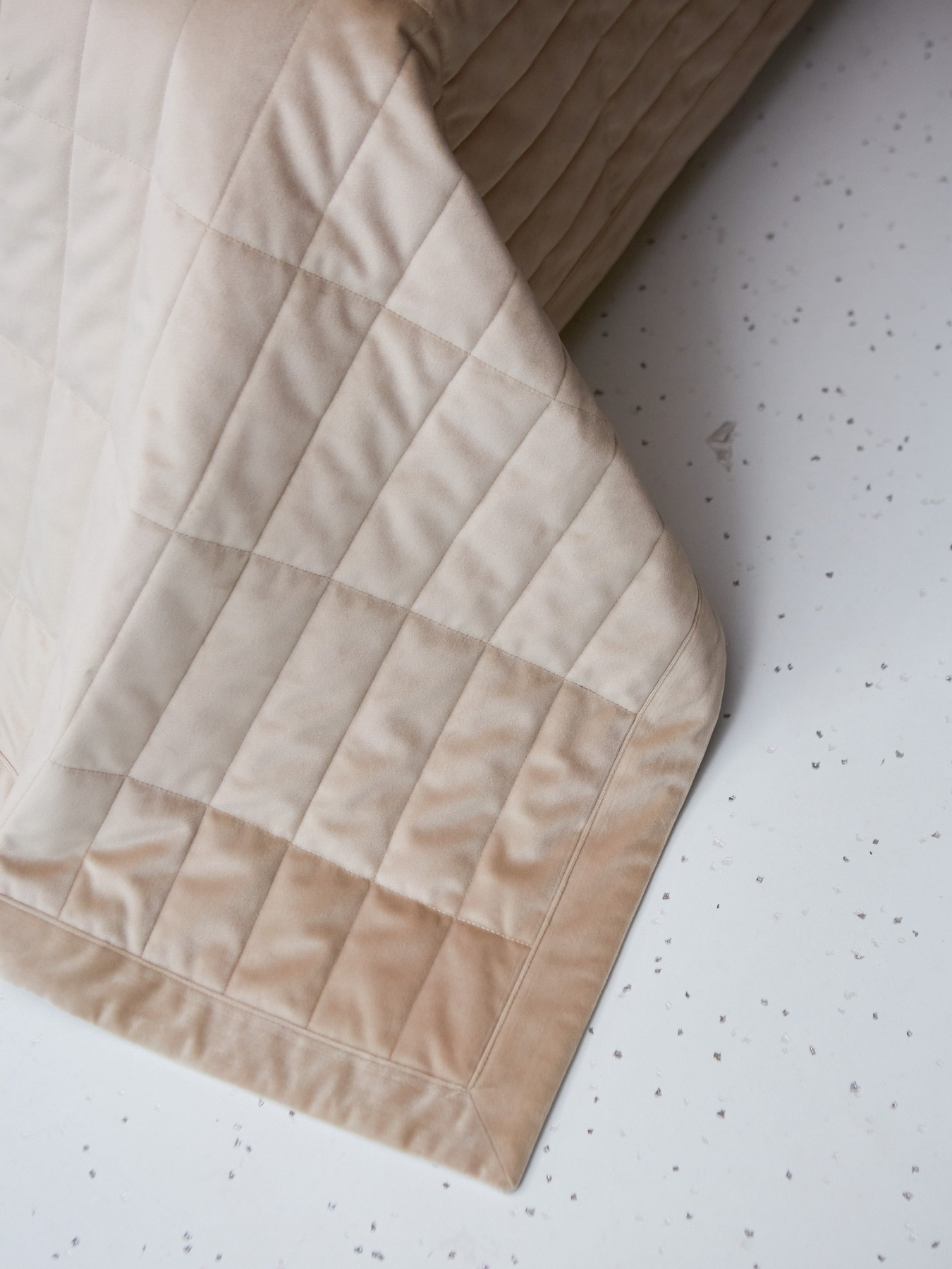 Покрывало двухстороннее стеганое на кровать бежевый МАЕСТРО модель 105071 Покрывало двухстороннее стеганое на кровать бежевый МАЕСТРО модель 105071 Фото