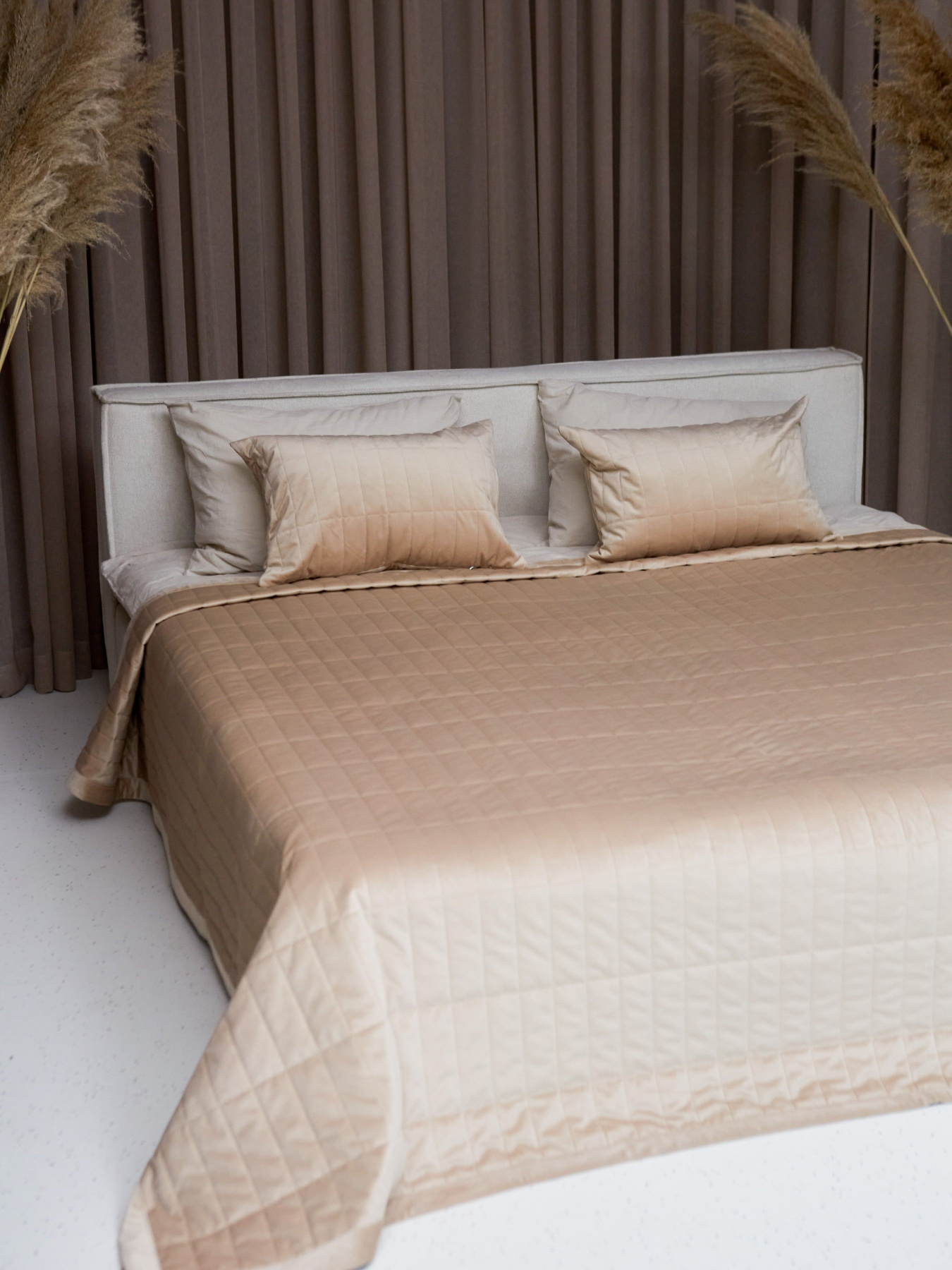 Покрывало двухстороннее стеганое на кровать бежевый МАЕСТРО модель 105071 Покрывало двухстороннее стеганое на кровать бежевый МАЕСТРО модель 105071 Фото