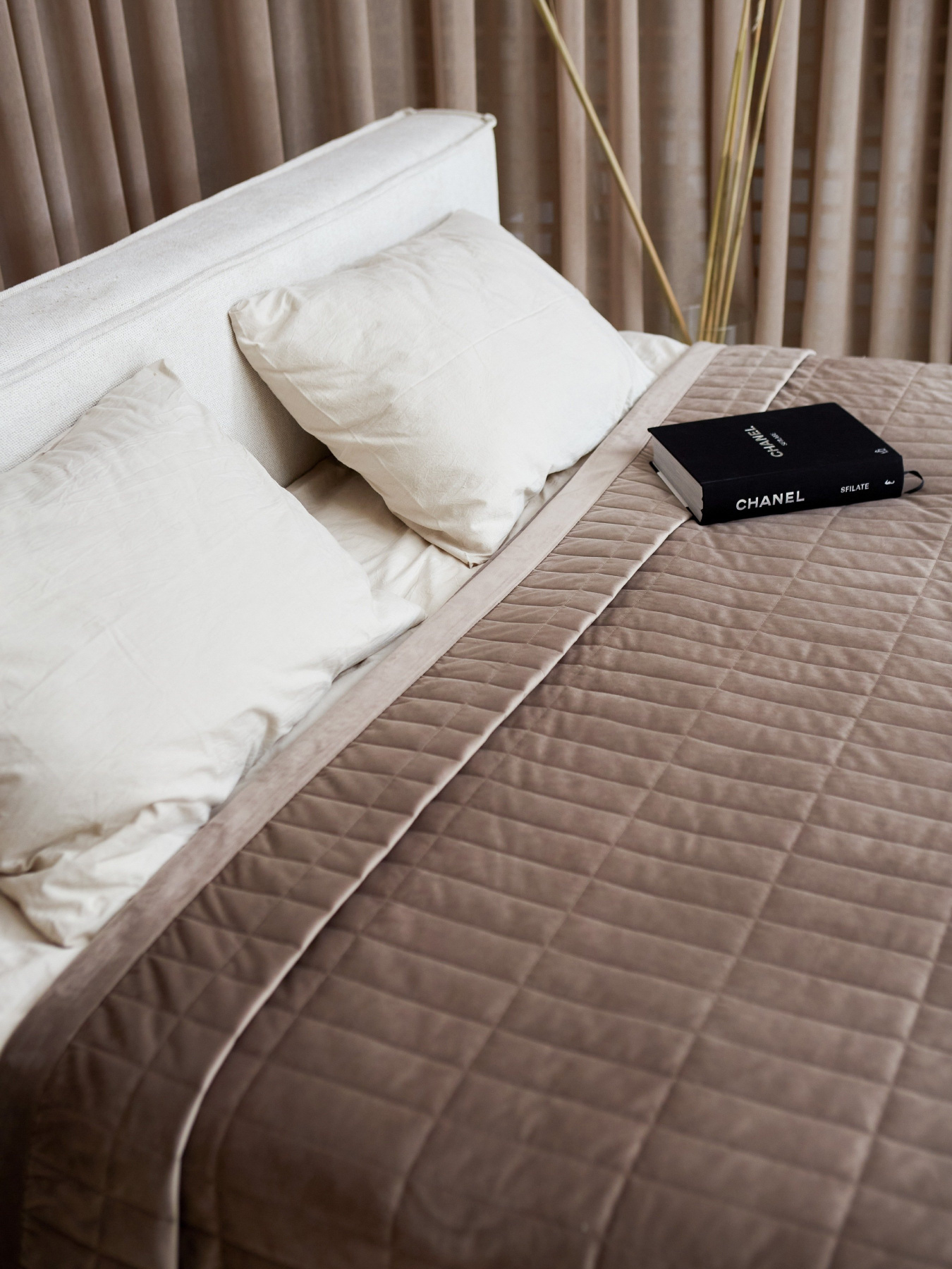 Покривало двостороннє стьобане на ліжко кавовий МАЕСТРО модель 105070 Фото