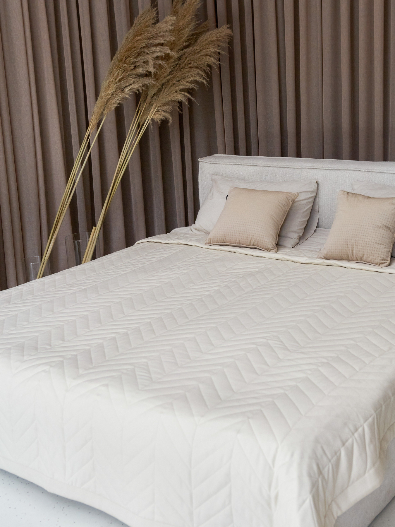 Покривало двостороннє стьобане на ліжко молочний МАЕСТРО Модель 102362 Фото